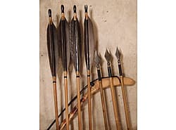 Persian Arrows, 7 inch feathers, full horn bulbous nocks, black color under feathers, war points